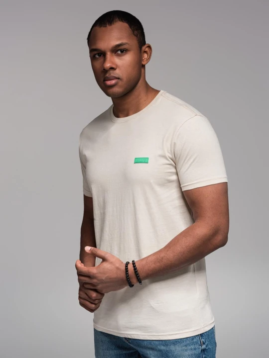 Zdjęcie produktu Męski t-shirt bawełniany z zieloną naszywką na piersi – złamana biel V5 Ombre Clothing biały