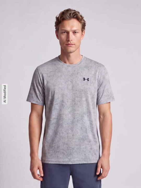 Zdjęcie produktu męski t-shirt o kroju regular fit z fakturowanym wzorem model 'Pixelate' Under Armour Jasnoszary