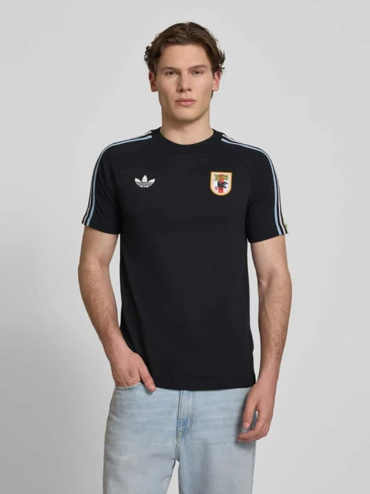 Zdjęcie produktu męski t-shirt o kroju regular fit z mieszanki bawełny z aplikacją JFA model 'NOIR' adidas Originals Czarny
