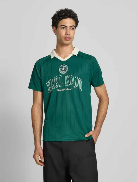 Zdjęcie produktu męski t-shirt o kroju regular fit z wykładanym kołnierzem Karl Kani Ciemnozielony