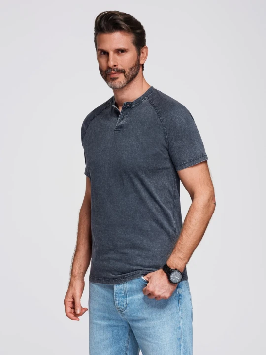 Zdjęcie produktu Męski t-shirt z efektem sprania i guzikami przy dekolcie – granatowy V2 - Rozmiar: S Ombre Clothing
