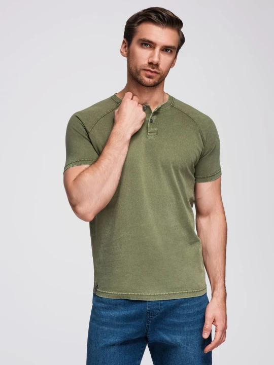 Zdjęcie produktu Męski t-shirt z efektem sprania i guzikami przy dekolcie – oliwkowy V4 - Rozmiar: S Ombre Clothing