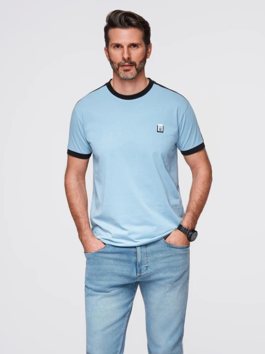 Zdjęcie produktu Męski t-shirt z kontrastowymi lampasami – jasnoniebieski V3 - Rozmiar: M Ombre Clothing