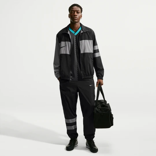 Zdjęcie produktu Męskie dresowe spodnie piłkarskie z tkaniny Nike i96 Repel - Czerń