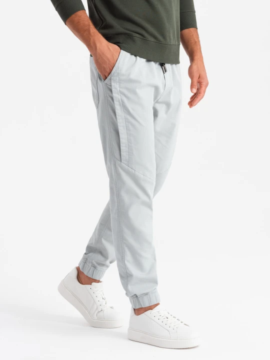 Zdjęcie produktu Męskie dzianinowe spodnie joggery z ozdobną plisą – jasnoszare V3 Ombre Clothing szary
