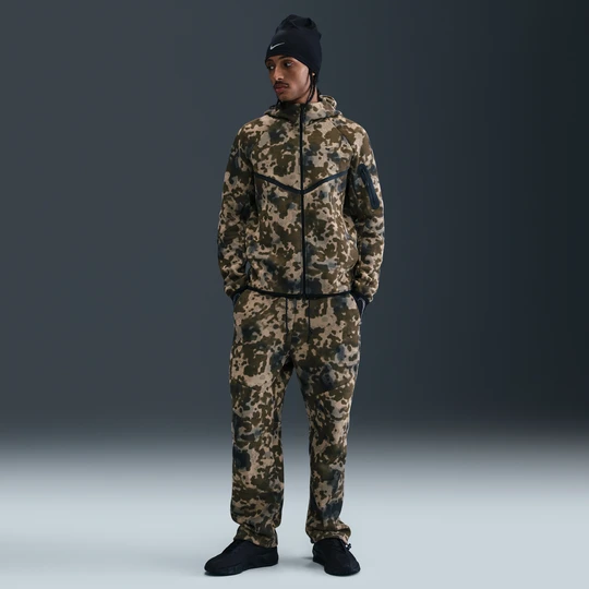 Zdjęcie produktu Męskie dzianinowe spodnie moro z luźnymi nogawkami Nike Tech - Brązowy