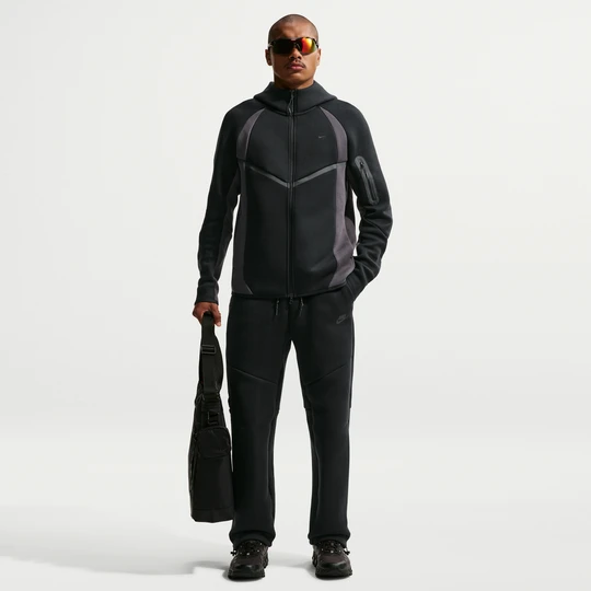 Zdjęcie produktu Męskie dzianinowe spodnie z luźnymi nogawkami Nike Tech - Czerń