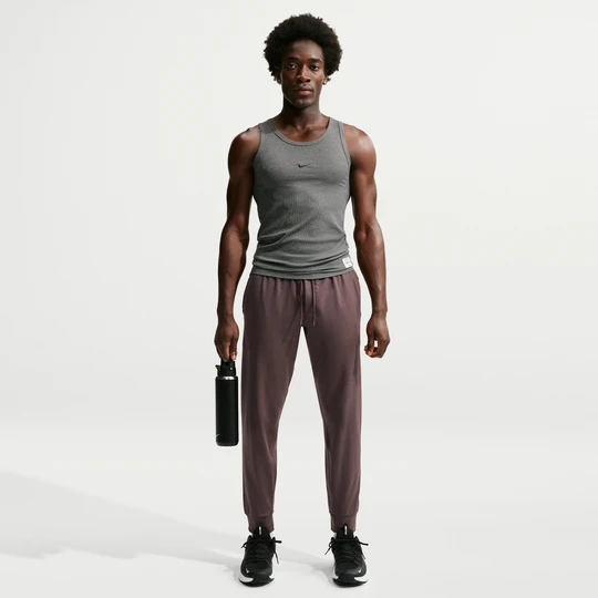 Zdjęcie produktu Męskie funkcjonalne joggery z ochroną przed promieniowaniem UV Nike Primary NanoKnit Dri-FIT - Brązowy
