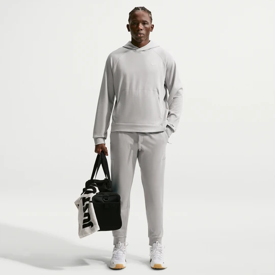 Zdjęcie produktu Męskie funkcjonalne joggery z ochroną przed promieniowaniem UV Nike Primary NanoKnit Dri-FIT - Brązowy