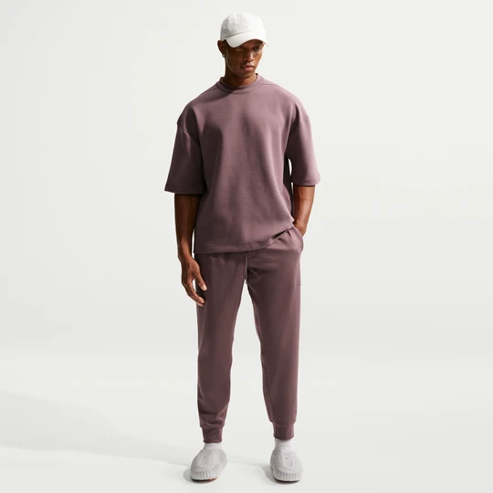 Zdjęcie produktu Męskie funkcjonalne joggery z ochroną przed promieniowaniem UV Nike Primary NanoKnit Dri-FIT - Fiolet