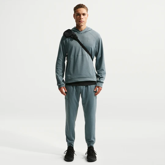 Zdjęcie produktu Męskie funkcjonalne joggery z ochroną przed promieniowaniem UV Nike Primary NanoKnit Dri-FIT - Szary