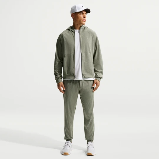 Zdjęcie produktu Męskie funkcjonalne joggery z ochroną przed promieniowaniem UV Nike Primary NanoKnit Dri-FIT - Zieleń