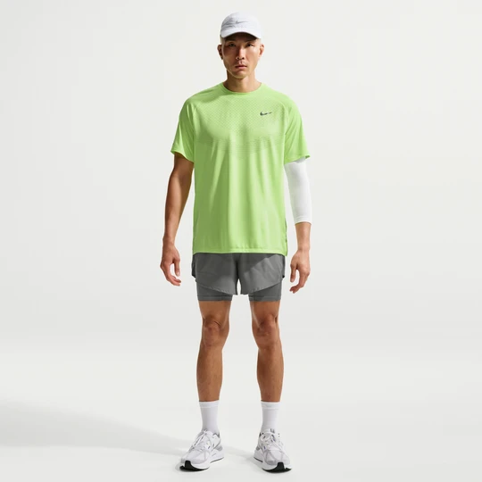Zdjęcie produktu Męskie hybrydowe spodenki do biegania Nike Stride Dri-FIT 13 cm - Szary
