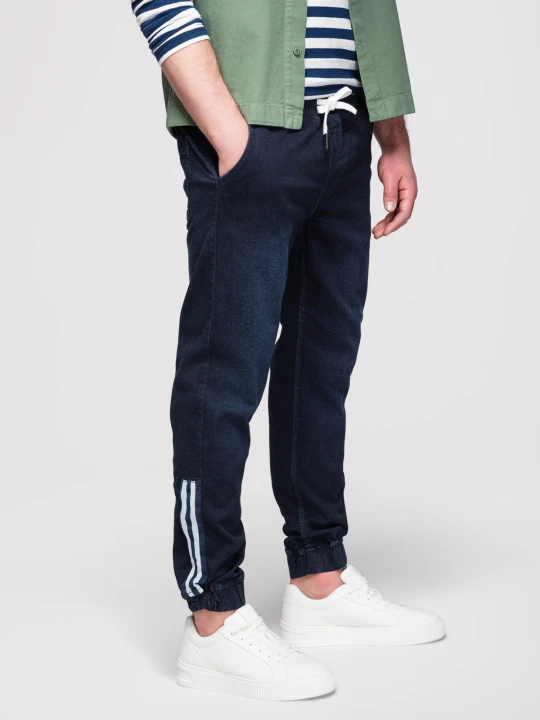 Zdjęcie produktu Męskie jeansowe joggery z lampasami – ciemnoniebieskie V4 - Rozmiar: M Ombre Clothing