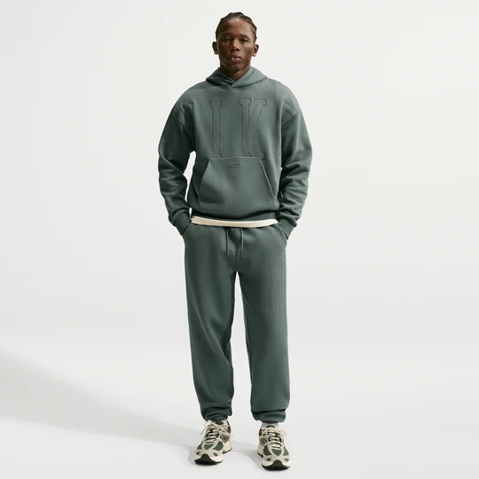 Zdjęcie produktu Męskie luźne spodnie ze ściągaczem Nike Solo Fleece - Zieleń