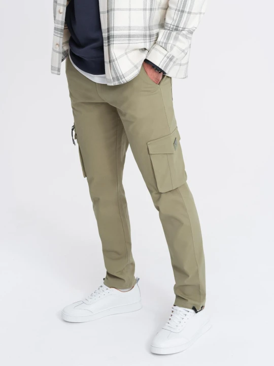 Zdjęcie produktu Męskie spodnie cargo STRAIGHT LEG z trójkątnym pinem na kieszeni – oliwkowe V2 Ombre Clothing oliwkowy