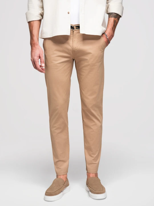 Zdjęcie produktu Męskie spodnie chino z ozdobną taśmą w pasie SLIM FIT – piaskowe V5 Ombre Clothing piaskowy