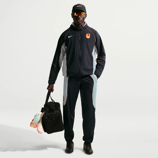 Zdjęcie produktu Męskie spodnie do piłki nożnej z tkaniny Nike Chelsea F.C. Strike+ SE - Niebieski