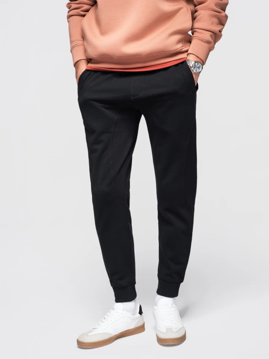 Zdjęcie produktu Męskie spodnie dresowe ze ściągaczem przy nogawce BASIC jogger - czarne V5 - Rozmiar: XL Ombre Clothing