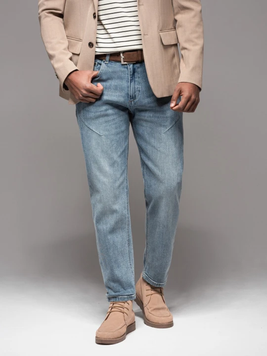 Zdjęcie produktu Męskie spodnie jeansowe CARROT FIT z ozdobnymi zaszewkami – jasnoniebieskie V1 - Rozmiar: S Ombre Clothing