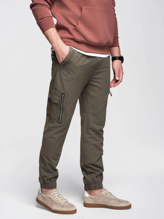 Zdjęcie produktu Męskie spodnie joggery z kieszeniami cargo i printem – ciemnooliwkowe V5 Ombre Clothing oliwkowy