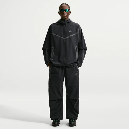 Zdjęcie produktu Męskie spodnie oversize z tkaniny Nike Tech - Czerń