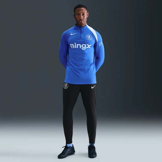 Zdjęcie produktu Męskie spodnie piłkarskie z dzianiny Nike Dri-FIT Total 90 Chelsea F.C. Strike (wersja trzecia) - Czerń