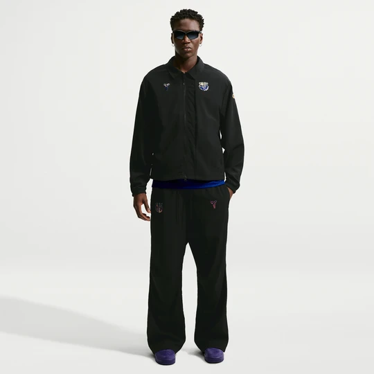 Zdjęcie produktu Męskie spodnie piłkarskie z tkaniny Kobe FC Barcelona (wersja wyjazdowa) - Czerń Nike