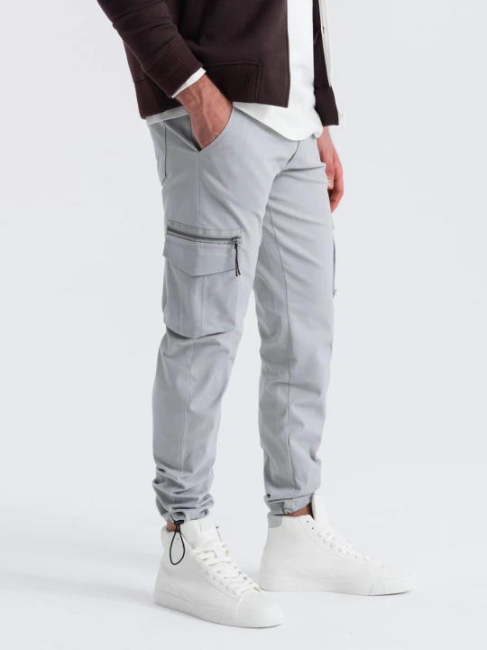 Zdjęcie produktu Męskie spodnie STRAIGHT LEG cargo z trójkątnym pinem na kieszeni – szare V3 Ombre Clothing