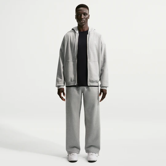 Zdjęcie produktu Męskie spodnie z dzianiny z luźnymi nogawkami Nike Solo Swoosh - Szary