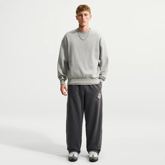 Zdjęcie produktu Męskie spodnie z dzianiny z luźnymi nogawkami Nike Solo Swoosh - Szary