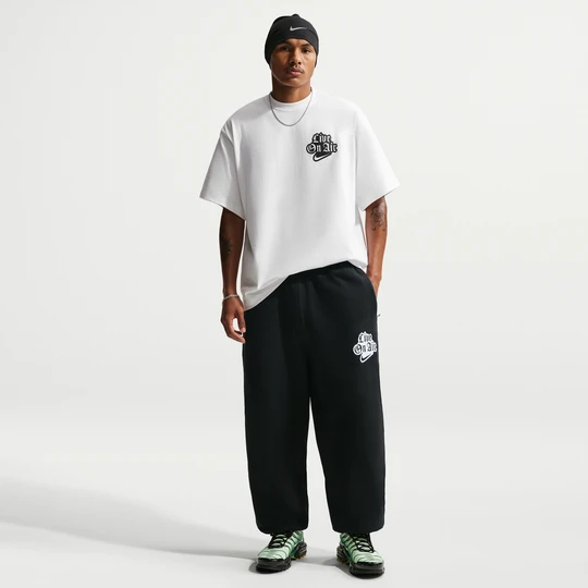 Zdjęcie produktu Męskie spodnie z dzianiny ze ściągaczami Nike Solo Swoosh - Czerń