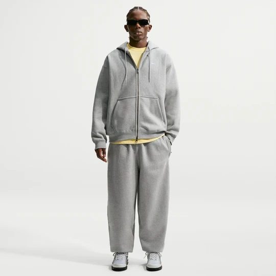 Zdjęcie produktu Męskie spodnie z dzianiny ze ściągaczami Nike Solo Swoosh - Szary