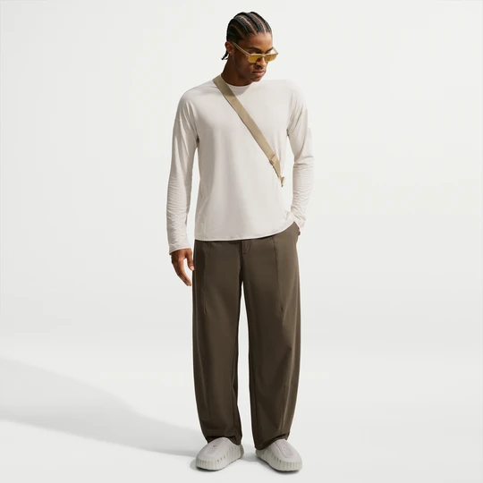 Zdjęcie produktu Męskie spodnie z szerokimi nogawkami z ochroną przed promieniowaniem UV Dri-FIT Nike 24.7 PerfectStretch - Brązowy