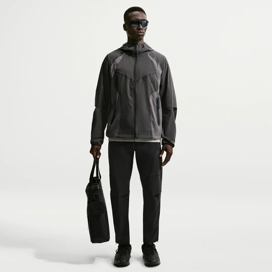 Zdjęcie produktu Męskie spodnie z tkaniny Nike Tech - Czerń