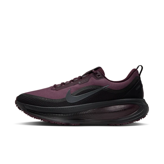 Zdjęcie produktu Męskie wodoszczelne buty do biegania po asfalcie Nike Vomero 18 GORE-TEX z detalami odbijającymi światło - Czerwony