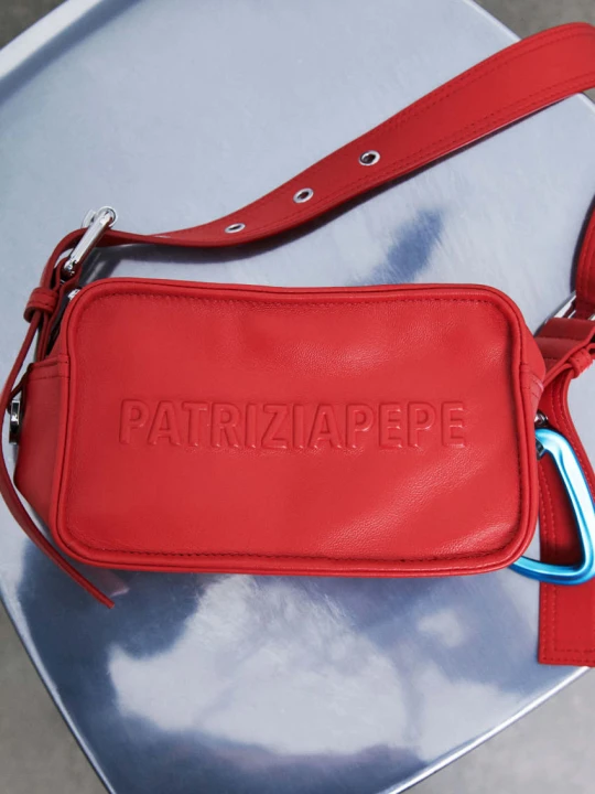 Zdjęcie produktu Mini skórzana torba crossbody (IM)PERFECTION Patrizia Pepe czerwony