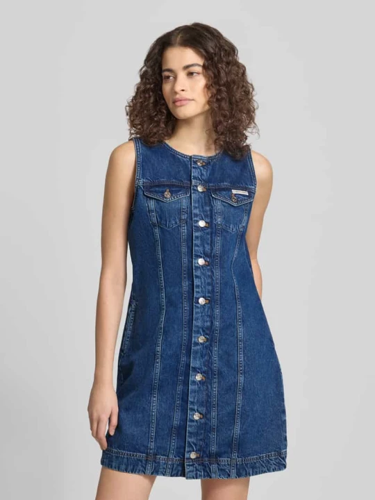 Zdjęcie produktu Minisukienka w deniowym wyglądzie o kroju regular fit z naszywką z logo Calvin Klein Jeans Jeansowy niebieski
