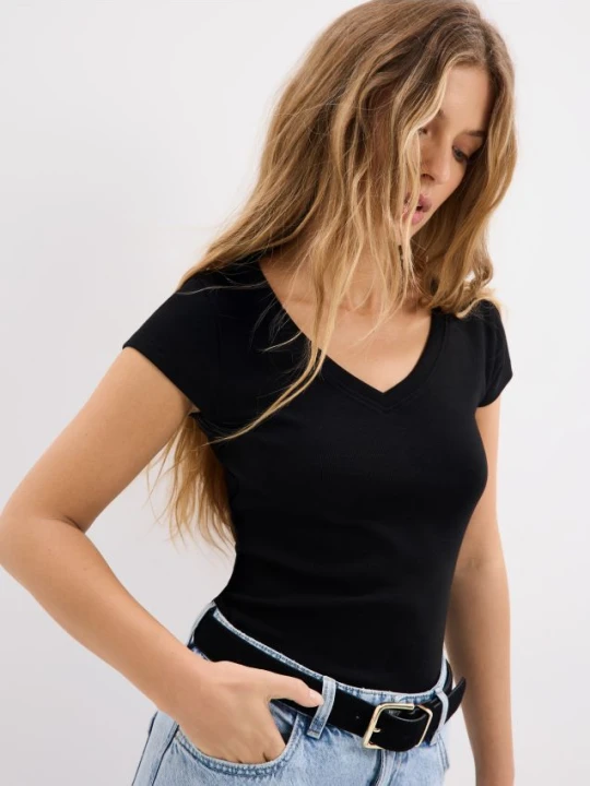 Zdjęcie produktu Mohito - Prążkowany t-shirt - czarny