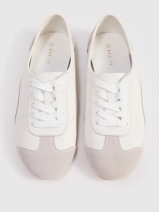 Zdjęcie produktu Mohito - Skórzane sneakersy z kontrastowym noskiem - biały