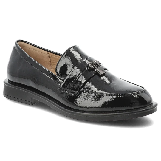 Zdjęcie produktu Mokasyny damskie Filippo, lakierowane loafersy na niskim obcasie z eleganckim paskiem i metalową ozdobą, czarne, DP7751 / 26