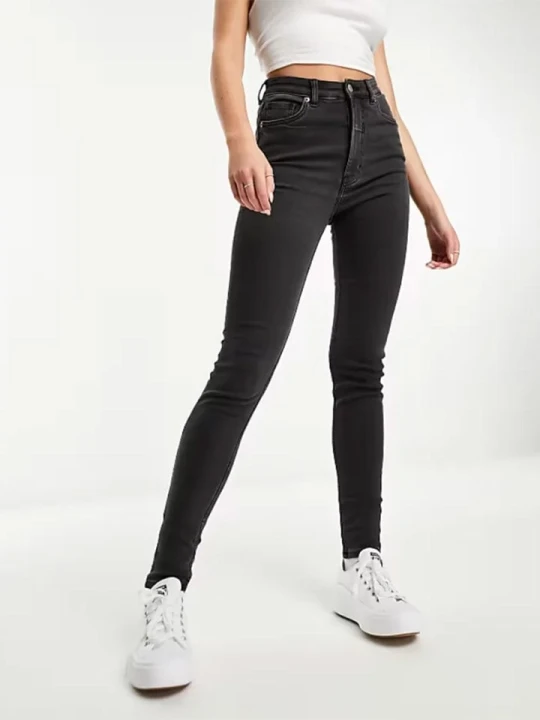 Zdjęcie produktu Monki Dżinsy - Slim fit - w kolorze czarnym rozmiar: W26