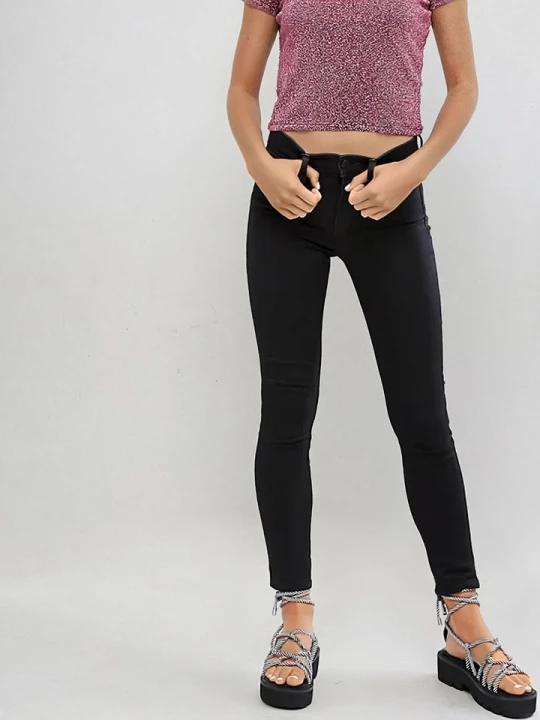Zdjęcie produktu Monki Dżinsy - Slim fit - w kolorze czarnym rozmiar: W27