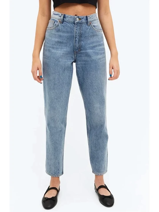 Zdjęcie produktu Monki Dżinsy - Tapered fit - w kolorze błękitnym rozmiar: W26