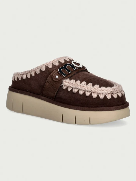 Zdjęcie produktu Mou kapcie damskie zamszowe Bounce Clog Metal Logo brązowy