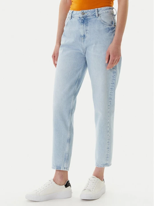 Zdjęcie produktu Mustang Jeansy Charlotte 1016196 Błękitny Mom Fit Niebieski jasny