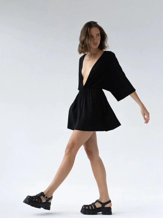 Zdjęcie produktu Muuv. Muuv sukienka kimono z wiskozy DUE czarny