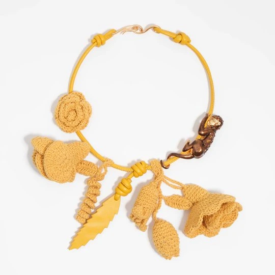 Zdjęcie produktu Naszyjnik małpa i kwiaty dzianina szydełkowa musztardowy BIMBA Y LOLA MUSTARD