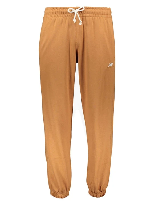 Zdjęcie produktu New Balance Spodnie dresowe "Athletics Remastered" w kolorze jasnobrązowym rozmiar: M