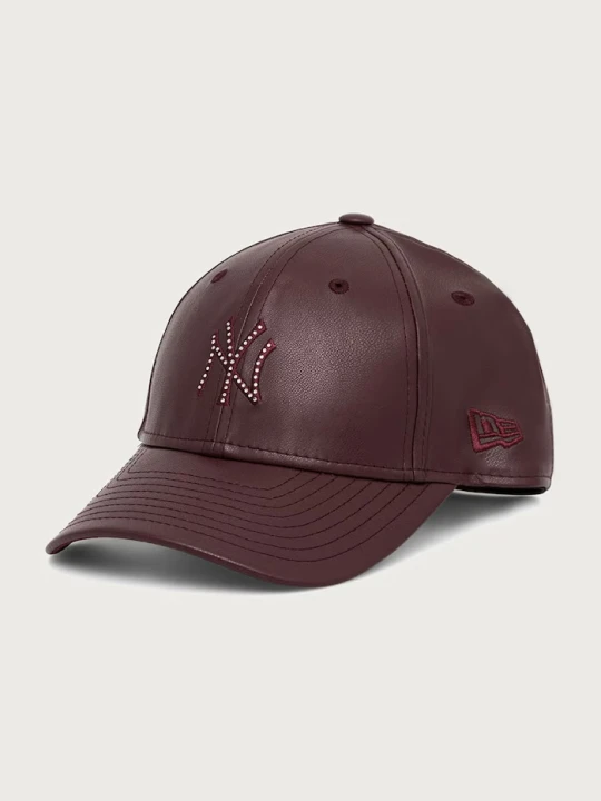 Zdjęcie produktu New Era czapka z daszkiem z imitacji skóry DIAMANTE PU 9FORTY® MC bordowy